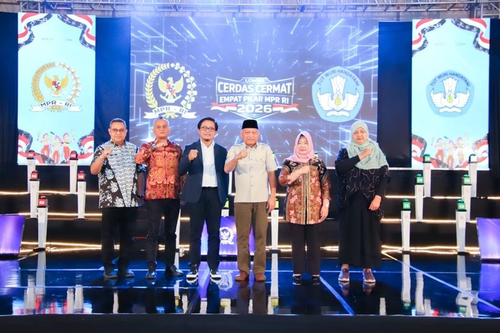 Wakil Gubernur Maluku Utara Sarbin Sehe memberikan apresiasi kepada siswa-siswi SMAN 1 Pulau Taliabu yang menjadi salah satu peserta Lomba Cerdas Cermat (LCC) Empat Pilar MPR RI Tingkat Provinsi Maluku Utara.