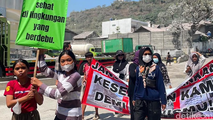 Warga Kampung Pamucatan geruduk pabrik pengolahan batu kapur di Ciburuy, KBB