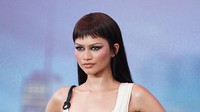 Zendaya Tampil Edgy dengan Dress Sarang Laba-Laba di Premiere Spider-Man