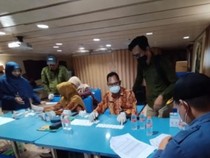 Cegah Migrasi Malaria, 25 ABK Diperiksa di Atas Kapal Pelabuhan Kumai