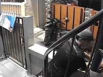 Aksi Pemulung Gasak 2 Pasang Sepatu di Jaktim Terekam CCTV, Polisi Selidiki