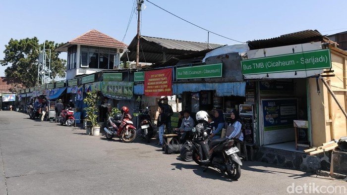 Aktivitas di Terminal Cicaheum Bandung.
