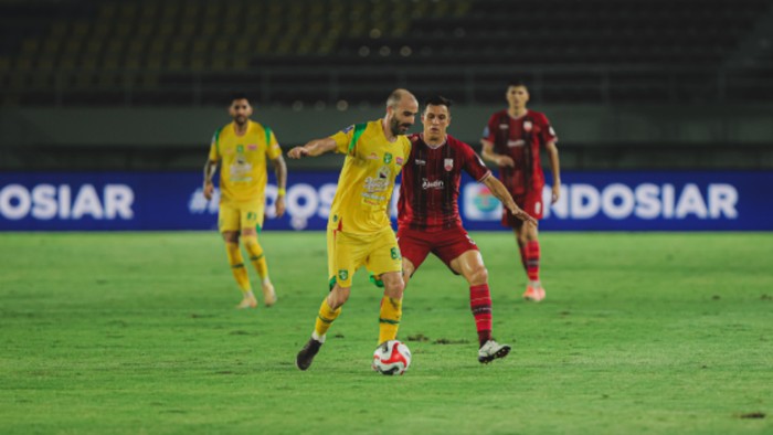 Andrei Alba (kanan) saat berduel dengan pemain Persebaya.