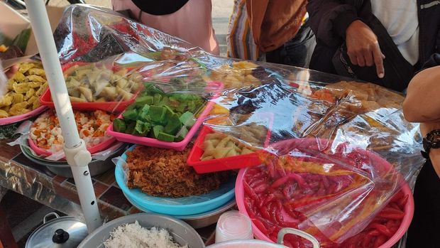 Aneka kudapan tradisional Bali khas Karangasem yang dijual Nur Hayati (45) di Jalan Raya Puputan, Denpasar. (Ahmad Firizqi Irwan/detikBali) Aneka kudapan tradisional Bali khas Karangasem yang dijual Nur Hayati (45) di Jalan Raya Puputan, Denpasar. (Ahmad Firizqi Irwan/detikBali)