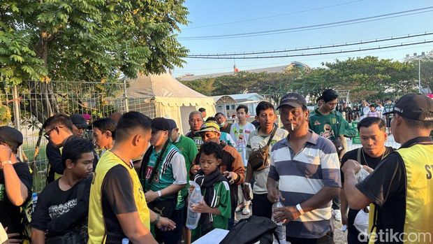 Antusiasme ribuan Bonek padati GBT. Antusiasme ribuan Bonek padati GBT jelang laga Persebaya Vs Persija di Piala Presiden 2026
