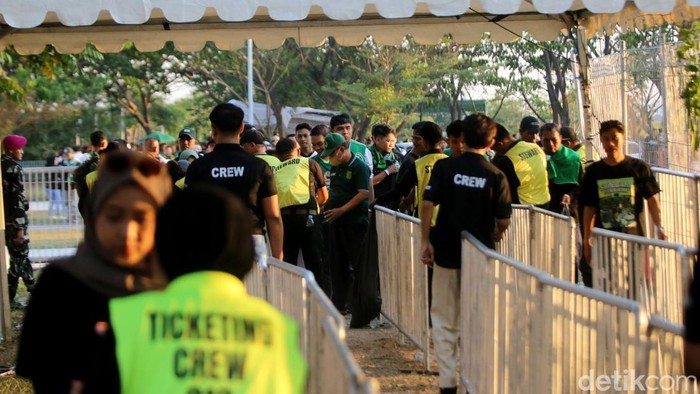 Antusiasme ribuan Bonek padati GBT jelang laga Persebaya Vs Persija di Piala Presiden 2026