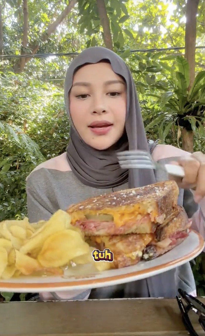Aurel Hermansyah kulineran di Bandung Aurel Hermansyah kulineran di Bandung