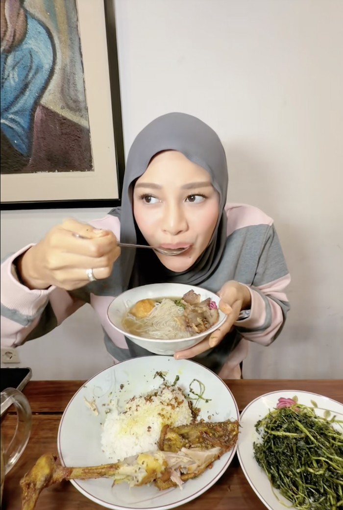 Aurel Hermansyah kulineran di Bandung Aurel Hermansyah kulineran di Bandung