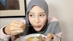 Kulineran di Bandung, Aurel Kepincut Ayam Goreng hingga Bakso Keju