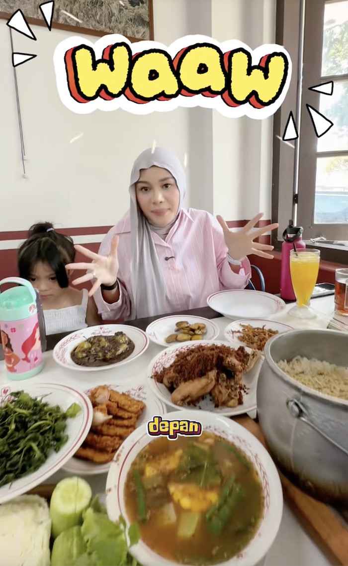 Aurel Hermansyah kulineran di Bandung Aurel Hermansyah kulineran di Bandung