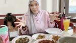 Kulineran di Bandung, Aurel Kepincut Ayam Goreng hingga Bakso Keju