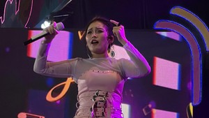 Ayu Ting Ting tampil dengan rambut keriting dengan setelan bernuansa merah muda. Senyumnya terpancar ditiap gerakannya. Foto: Pingkan/detikcom