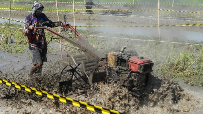 Peserta mengoperasikan mesin traktor saat mengikuti Balap Traktor 2026 di Kebonarum, Klaten, Jawa Tengah, Minggu (26/7/2026). Balap traktor yang diikuti peserta dari berbagai daerah di Jawa Tengah dan Jawa Timur tersebut bertujuan untuk menarik daya minat pemuda untuk terjun dalam bidang pertanian. ANTARA FOTO/Aloysius Jarot Nugroho/agr