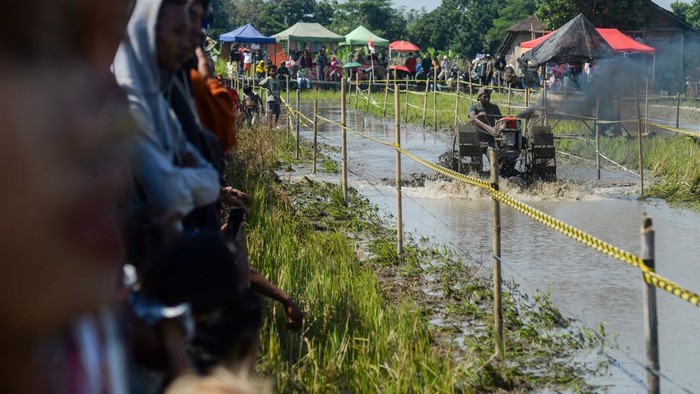 Peserta mengoperasikan mesin traktor saat mengikuti Balap Traktor 2026 di Kebonarum, Klaten, Jawa Tengah, Minggu (26/7/2026). Balap traktor yang diikuti peserta dari berbagai daerah di Jawa Tengah dan Jawa Timur tersebut bertujuan untuk menarik daya minat pemuda untuk terjun dalam bidang pertanian. ANTARA FOTO/Aloysius Jarot Nugroho/agr