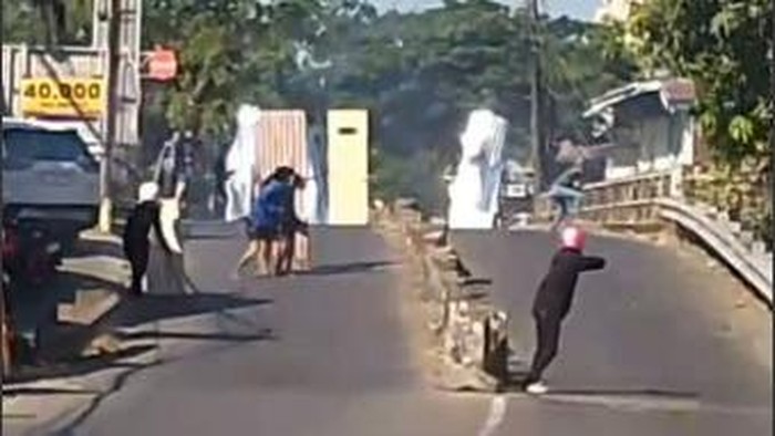 Bentrokan akibat sengketa lahan pecah di jembatan Jalan Abd Daeng Sirua Makassar.