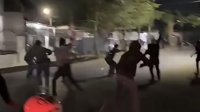 Bentrokan antarkelompok diduga preman terjadi di Makassar, dipicu sengketa lahan.
