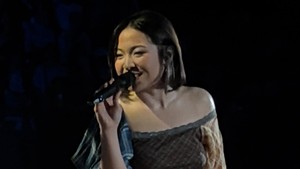 Bernadya tetap setia pada lagu-lagu sendu di album Semoga Hanya di Mimpi yang digelar di Tennis Indoor Senayan. Foto: Pingkan/detikcom