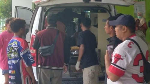 BR (30), warga Desa Tolouwi, Kecamatan Monta, Kabupaten Bima, dibawa ke Puskesmas Monta, Sabtu (25/7/2026) sore seusai dibacok saat hendak ke lahan jagung. (Dok. Polsek Monta)