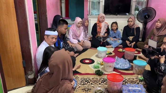 Bupati Purwakarta Saepul Bahri Binzein saat melayat ke rumah satpam yang tewas terborgol di Waduk Jatiluhur