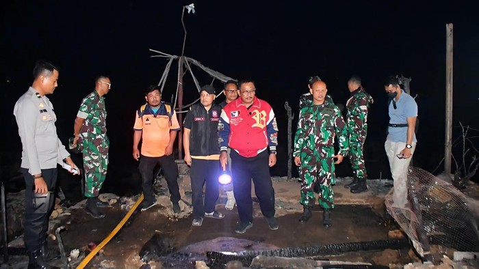 Bupati Sukabumi Asep Japar (jaket merah) saat meninjau lokasi kebakaran.