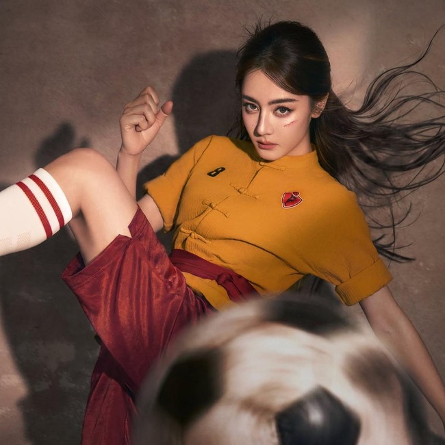 Bintangi Kung Fu Soccer, Cantiknya Dilraba Dilmurat Bergaya Jadi Pemain Bola