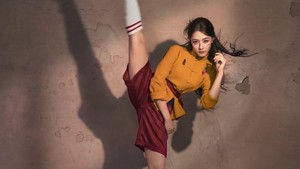 Tiga bulan latihan sepak bola dan tanpa stuntman, Dilraba Dilmurat ternyata total banget buat peran ini! Foto: Dok. Weibo Dilraba Dilmurat