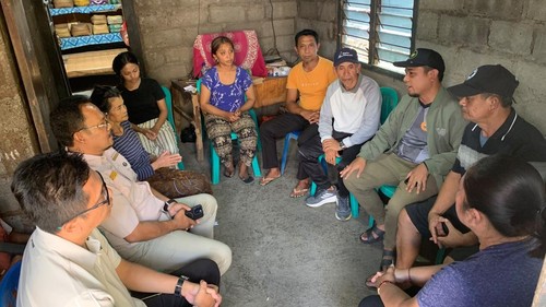 Dinsos P3A Buleleng, Disdikpora Buleleng, serta Camat Banjar mengunjungi rumah duka keluarga pencuri ayam inisial KD di Desa Sidatapa, Kecamatan Banjar, Minggu (26/7/2026). (Dok. Dinsos P3A Buleleng)
