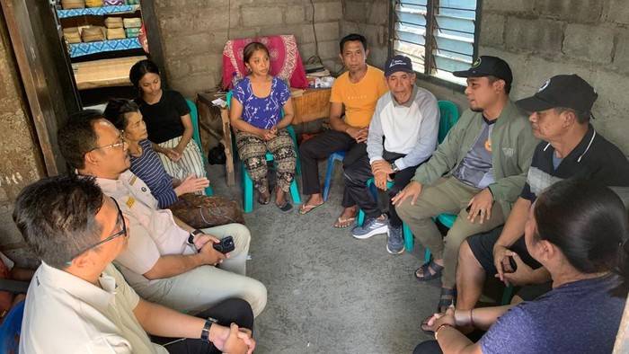 Dinsos P3A Buleleng, Disdikpora Buleleng, serta Camat Banjar mengunjungi rumah duka keluarga pencuri ayam inisial KD di Desa Sidatapa, Kecamatan Banjar, Minggu (26/7/2026). (Dok. Dinsos P3A Buleleng)