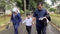 Gala Sky bersama oma dan opa usai tampil sebagai pianis. Selamat Gala Sky, hebat! Foto: Instagram @galaasky @fuji_an
