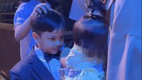 Gala Sky bercanda dengan anak Frans Faisal, Fara. Foto: Instagram @galaasky @fuji_an