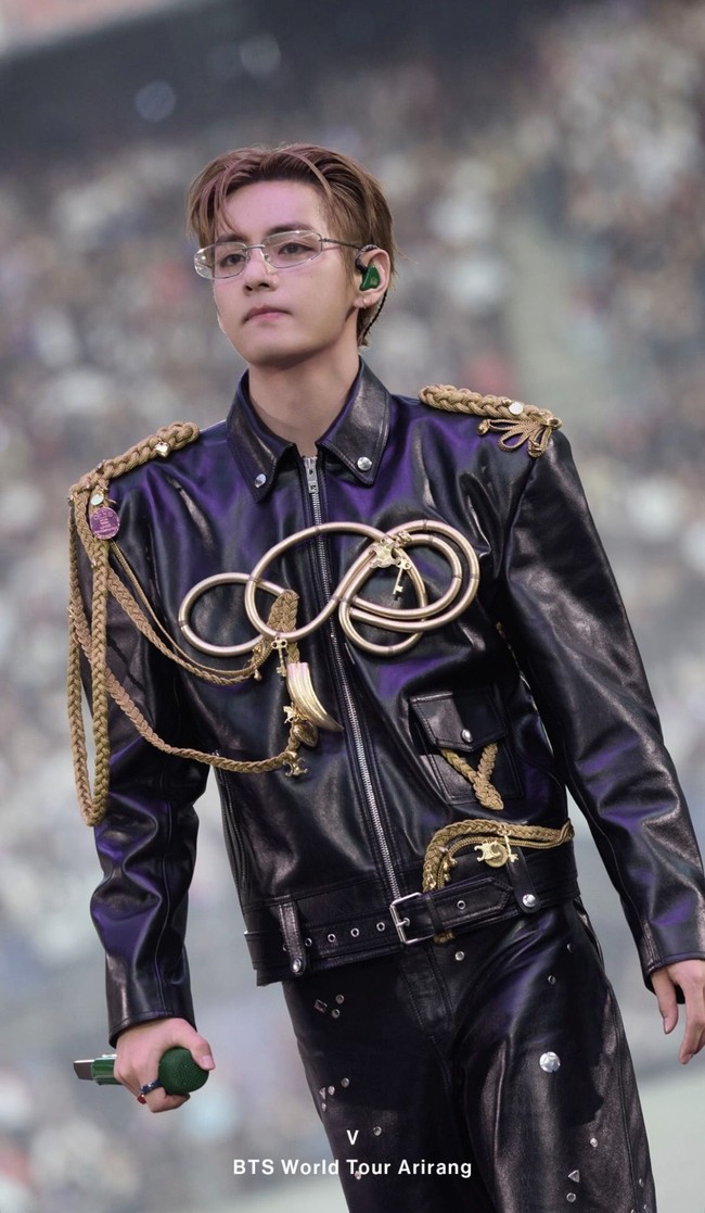Visual grup BTS, V sukses menggemparkan jagat maya dengan fotonya memakai jaket kulit hitam penuh ornamen emas dari CELINE. Tampil gagah bak pangeran selama tur konser ARIRANG di Paris. Rumah mode tersebut juga menyiapkan jaket beludru bermotif macan tutul dan zebra untuknya. Foto: Instagram