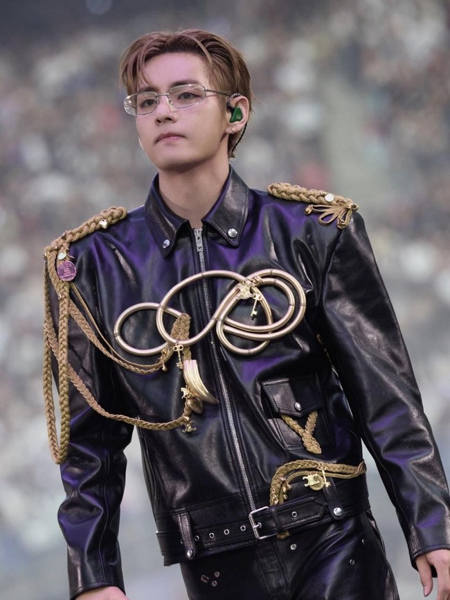 Gaya Mewah 7 Personel BTS di Konser Paris: Jin Pakai Gucci, V Berbalut CELINE
