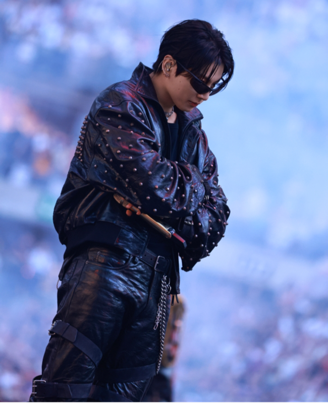 Selanjutnya ada Jungkook yang memakai serangkaian kostum panggung dari Balenciaga untuk konser yang digelar dua hari berturut-turut di Paris. Dengan gaya black on black andalan, terdiri dari biker jacket dan celana kulit. Foto: Instagram