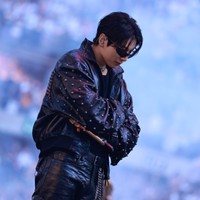 Selanjutnya ada Jungkook yang memakai serangkaian kostum panggung dari Balenciaga untuk konser yang digelar dua hari berturut-turut di Paris. Dengan gaya black on black andalan, terdiri dari biker jacket dan celana kulit. Foto: Instagram
