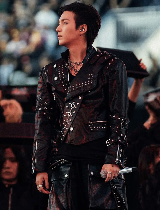 Suga memancarkan aura rockstar saat mengguncang tur konser ARIRANG di Paris. Givenchy mendandani rapper grup BTS ini dengan biker jacket hitam yang dipenuhi aksen studs, rancangan khusus creative director Sarah Burton. Foto: Instagram