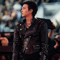Suga memancarkan aura rockstar saat mengguncang tur konser ARIRANG di Paris. Givenchy mendandani rapper grup BTS ini dengan biker jacket hitam yang dipenuhi aksen studs, rancangan khusus creative director Sarah Burton. Foto: Instagram