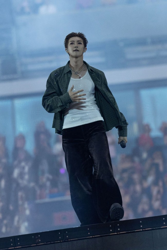 Masih dari Gucci. Leader grup BTS, RM menyita perhatian saat mengenakan bomber jacket hitam berbahan kulit yang dipadukan dengan celana cargo senada. Ia kemudian berganti kostum menjadi kemeja kotak-kotak, tank top putih, yang dilengkapi dengan perhiasan Gucci. Foto: Instagram