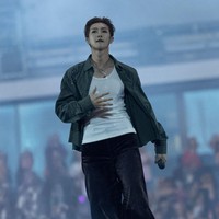 Masih dari Gucci. Leader grup BTS, RM menyita perhatian saat mengenakan bomber jacket hitam berbahan kulit yang dipadukan dengan celana cargo senada. Ia kemudian berganti kostum menjadi kemeja kotak-kotak, tank top putih, yang dilengkapi dengan perhiasan Gucci. Foto: Instagram