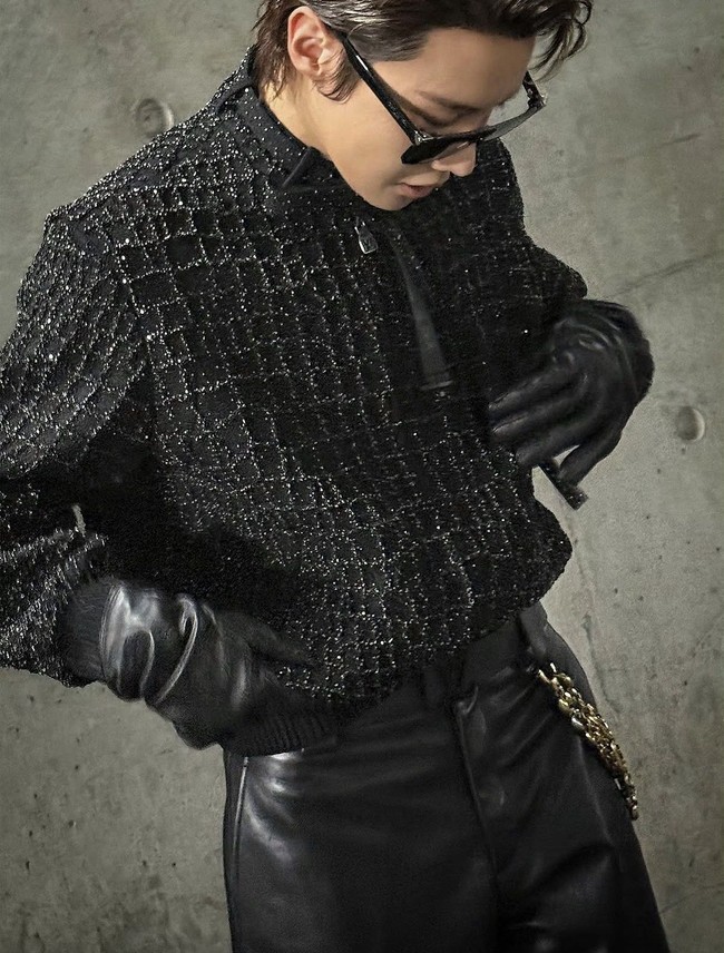 House ambassador Louis Vuitton, J-Hope terlihat standout dengan desain khusus karya creative director Pharrell Williams. Pelantun GO itu berbalut varsity jacket bertatahkan kristal Swarovski. Foto: Instagram