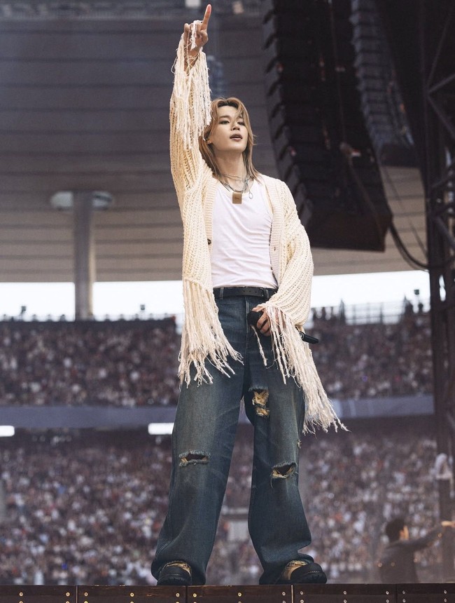 Selama tur konser ARIRANG di Paris, personel BTS tampil dengan kostum panggung spesial yang dihadirkan rumah mode dunia. Mulai dari Jimin, yang berbalut cardigan sulam DIOR berwarna gading. Hasil rancangan creative director Jonathan Anderson sebagai aksen outer. Foto: Instagram
