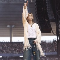 Selama tur konser ARIRANG di Paris, personel BTS tampil dengan kostum panggung spesial yang dihadirkan rumah mode dunia. Mulai dari Jimin, yang berbalut cardigan sulam DIOR berwarna gading. Hasil rancangan creative director Jonathan Anderson sebagai aksen outer. Foto: Instagram