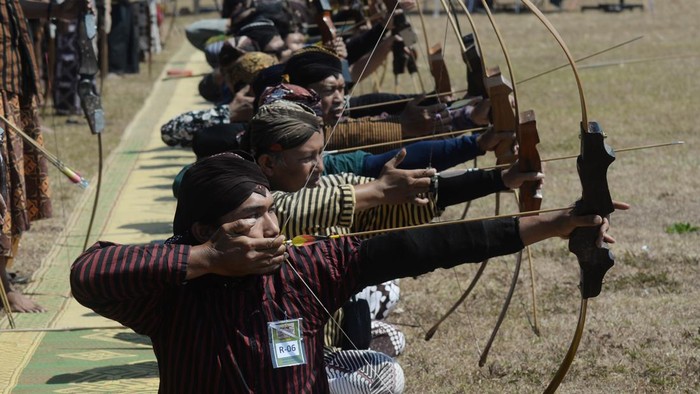 Sejumlah peserta membidik sasaran saat mengikuti Gladhen Ageng Jemparingan 2026 di Jatinom, Klaten, Jawa Tengah, Minggu (26/7/2026). Sebanyak 482 peserta dari Daerah Istimewa Yogyakarta, Jawa Tengah, Jawa Timur, dan Jawa Barat mengikuti ajang tersebut sebagai upaya melestarikan olahraga panahan tradisional bergaya Mataram. ANTARA FOTO/Aloysius Jarot Nugroho/kye