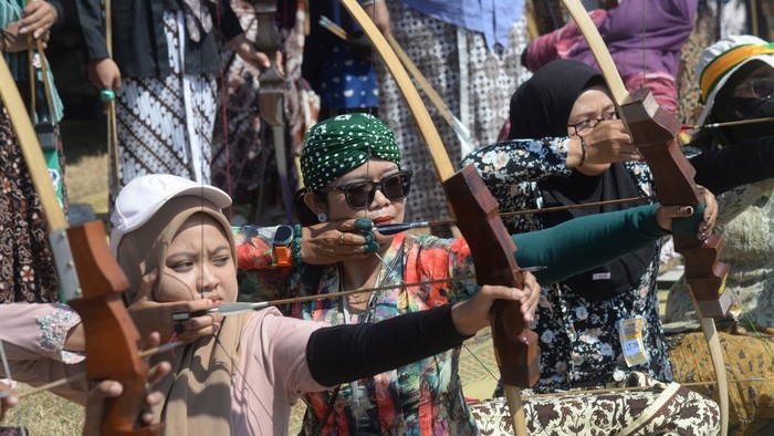 Sejumlah peserta membidik sasaran saat mengikuti Gladhen Ageng Jemparingan 2026 di Jatinom, Klaten, Jawa Tengah, Minggu (26/7/2026). Sebanyak 482 peserta dari Daerah Istimewa Yogyakarta, Jawa Tengah, Jawa Timur, dan Jawa Barat mengikuti ajang tersebut sebagai upaya melestarikan olahraga panahan tradisional bergaya Mataram. ANTARA FOTO/Aloysius Jarot Nugroho/kye