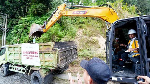 Gubernur Sulsel Andi Sudirman Sulaiman groundbreaking pembangunan jalan Rantepao-Pangala-Baruppu.