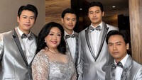 Hessel adalah putra sulung dari lima bersaudara. Keempat adik Hessel menyambut baik hari bahagia kakak pertama mereka. Foto: Instagram Stories @hesselstevenwong