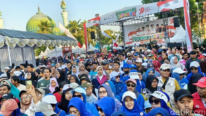 Jalan sehat peringatan Harkopnas di Pamekasan