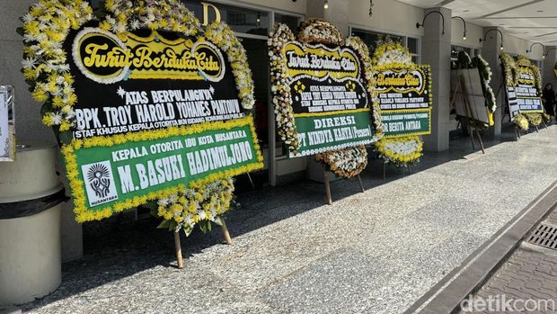 Jenazah Jubir Otorita IKN disemayamkan di rumah duka RSPAD Gatot Subroto. (Adhfar/detikcom)