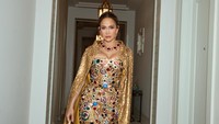 Gaya Mewah Jennifer Lopez di Show Dolce & Gabbana, Pakai Gaun Bertabur Kristal