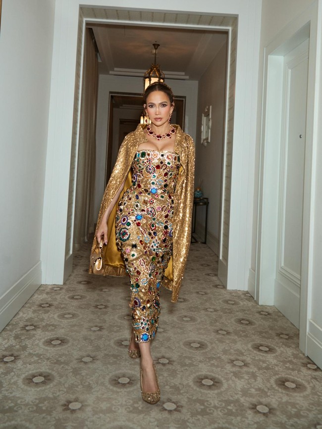 Gaya Mewah Jennifer Lopez di Show Dolce & Gabbana, Pakai Gaun Bertabur Kristal