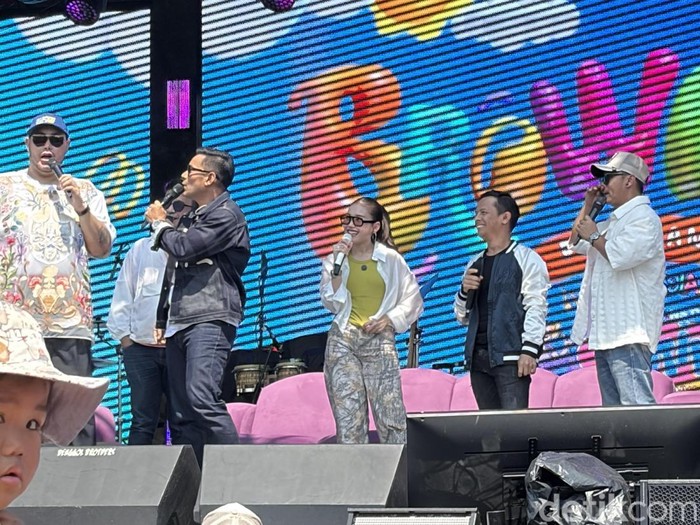 Judika dan adik di panggung Trans TV Festival, Minggu (26/7/2026).